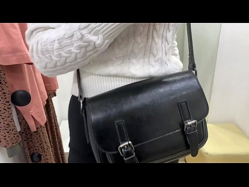 ❤️ Masturbazzjoni pubblika tal-kelba żagħżugħa FeralBerry b'dildo fil-kamra tal-armar ❤️❌ Video tal-ħakk lilna ️❤